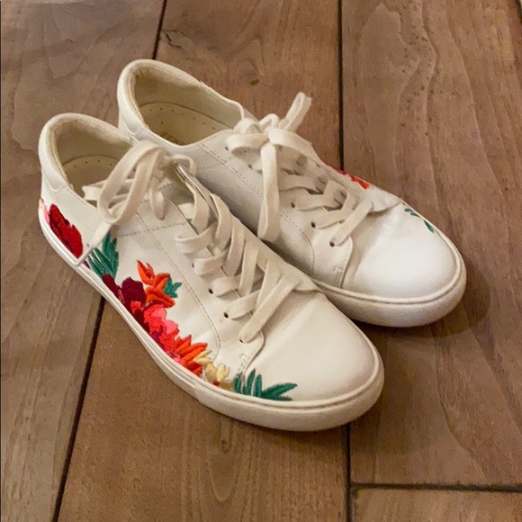 Kenneth Cole | Shoes | White Sneakers 